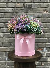 Цветочная композиция из Гипсофила и Розы в шляпной коробке в Советском Республики Крым