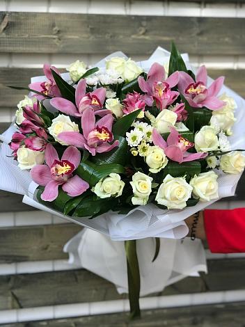 Букет цветов из: Розы и Хризантемы в Советском Республики Крым