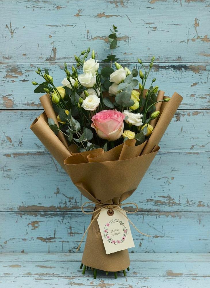 Букет цветов из: Розы и Лизиантусы в Советском Республики Крым