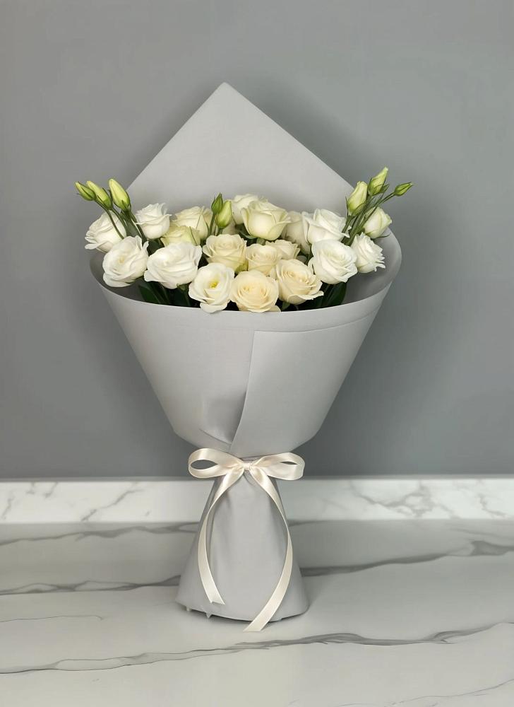 Букет цветов из: Розы и Лизиантусы в Советском Республики Крым