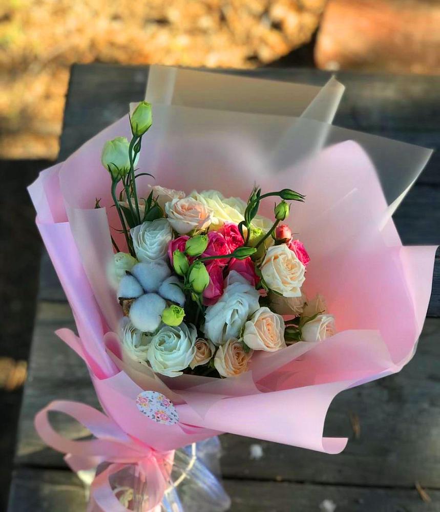 Букет цветов из: Розы и Лизиантусы в Советском Республики Крым