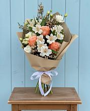 Букет цветов из:  Альстромерии, Лизиантусы, Розы и Хризантемы в Советском Республики Крым