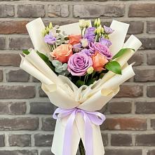 Букет цветов из:  Лизиантусы и Розы в Советском Республики Крым