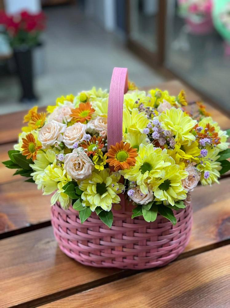 Цветочная композиция из Хризантемы и Розы в корзине в Советском Республики Крым