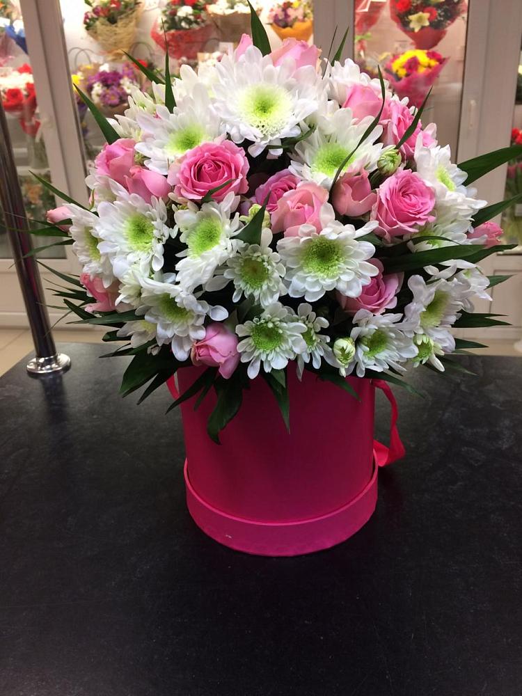 Цветочная композиция из Розы и Хризантемы в шляпной коробке в Советском Республики Крым