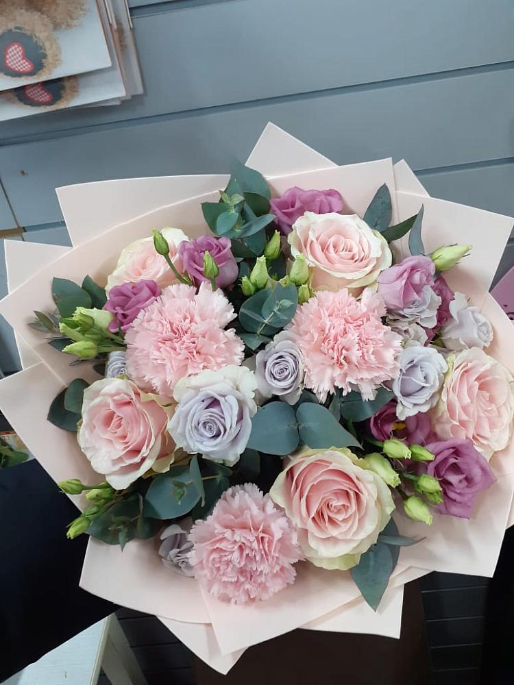 Букет цветов из: Розы, Гвоздики и Лизиантусы в Советском Республики Крым