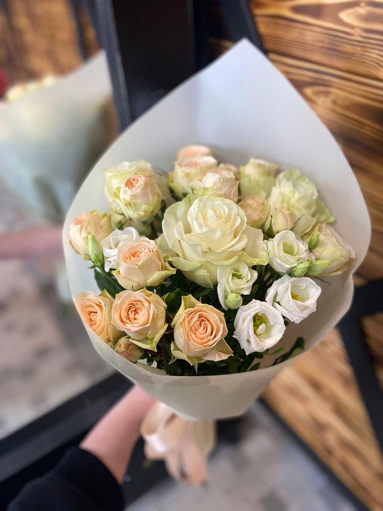 Букет цветов из: Розы и Лизиантусы в Советском Республики Крым